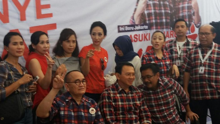 Ahok Jadi Tersangka, Relawan di Rumah Lembang Nyanyi Maju Tak Gentar