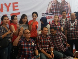 Ahok Jadi Tersangka, Relawan di Rumah Lembang Nyanyi Maju Tak Gentar