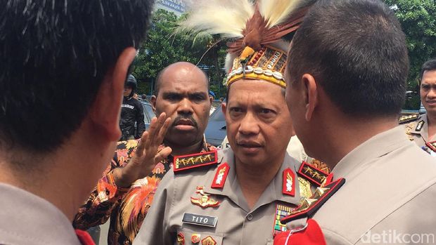 Kenakan Wolem Eri, Kapolri Hadiri Launching Buku 'Maximus dan Gladitor Papua'