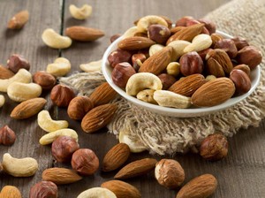 Saat Banyak Konsumsi Makanan Asin, Imbangi dengan Buah dan Kacang Berkalium Ini