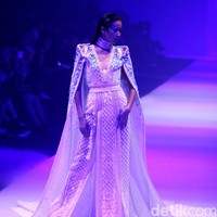 Koleksi Busana Tex Saverio mengangkat tema Reflections of You di Jakarta Fashion Week 2017. Senayan City. Jakarta. [Foto: Mohammad Abduh/Wolipop]