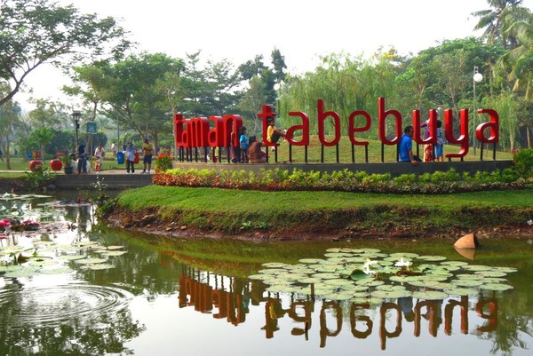 Taman Tabebuya memilki jalan yang cukup luas hingga enak bila digunakan untuk jogging atau jalan santai. Fasilitas di taman ini diantaranya tiolet, area parkir, dan gazebo untuk santai-santai. ( Fitraya Ramadhanny) Taman Tabebuya memilki jalan yang cukup luas hingga enak bila digunakan untuk jogging atau jalan santai. Fasilitas di taman ini diantaranya tiolet, area parkir, dan gazebo untuk santai-santai. ( Fitraya Ramadhanny)