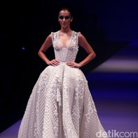 Koleksi Busana Tex Saverio mengangkat tema Reflections of You di Jakarta Fashion Week 2017. Senayan City. Jakarta. [Foto: Mohammad Abduh/Wolipop]