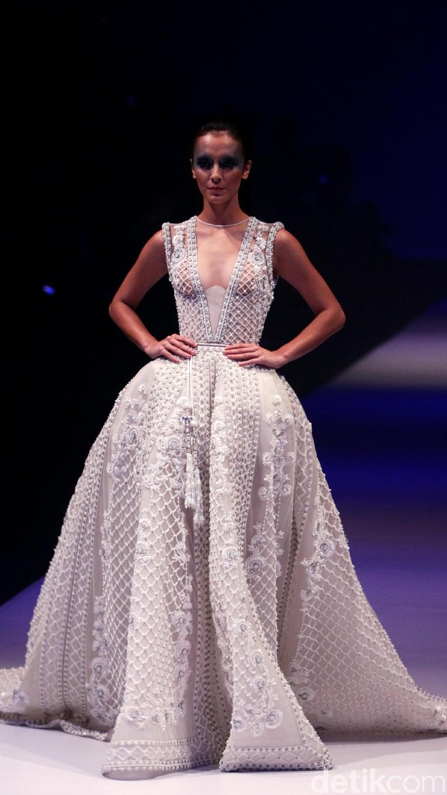 Koleksi Busana Tex Saverio mengangkat tema Reflections of You di Jakarta Fashion Week 2017. Senayan City. Jakarta. [Foto: Mohammad Abduh/Wolipop]