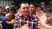 Tiba di lokasi acara di Jalan Arabika, Pondok Kopi, Jakarta Timur, Kamis (17/11/2016), Ahok langsung diserbu warga yang ingin bersalaman.
