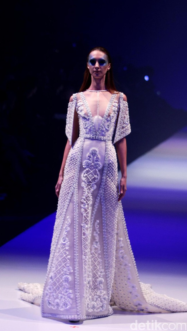 Koleksi Busana Tex Saverio mengangkat tema Reflections of You di Jakarta Fashion Week 2017. Senayan City. Jakarta. [Foto: Mohammad Abduh/Wolipop]