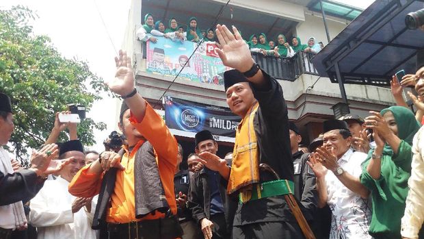Berbaju Betawi, Begini Gaya Agus Yudhoyono Belajar Silat