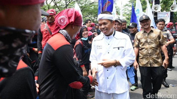 Temui Buruh, Bupati Dedi Makan Bareng Hingga Diminta Carikan Jodoh