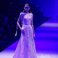 Koleksi Busana Tex Saverio mengangkat tema Reflections of You di Jakarta Fashion Week 2017. Senayan City. Jakarta. [Foto: Mohammad Abduh/Wolipop]