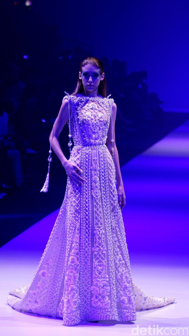 Koleksi Busana Tex Saverio mengangkat tema Reflections of You di Jakarta Fashion Week 2017. Senayan City. Jakarta. [Foto: Mohammad Abduh/Wolipop]