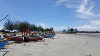 Foto: Ada banyak perahu nelayan karena ini memang kampung nelayan. Perahu tampak berjejer di tepian (Fitraya/detikTravel)
