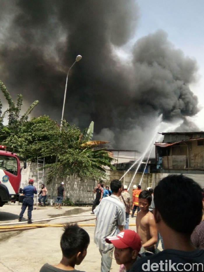 Si Jago Merah Lalap Pemukiman Padat di Penjaringan