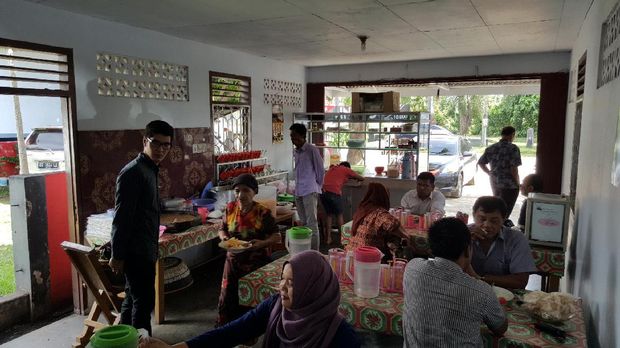 Traveler berburu kuliner Bengkulu (Fitraya/detikTravel)