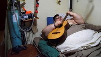 Juan Pedro bermain gitar ketika menjalani perawatan di sebuah rumah sakit di Guadalajara, Meksiko, Selasa (15/11). REUTERS/Liberto Urena.