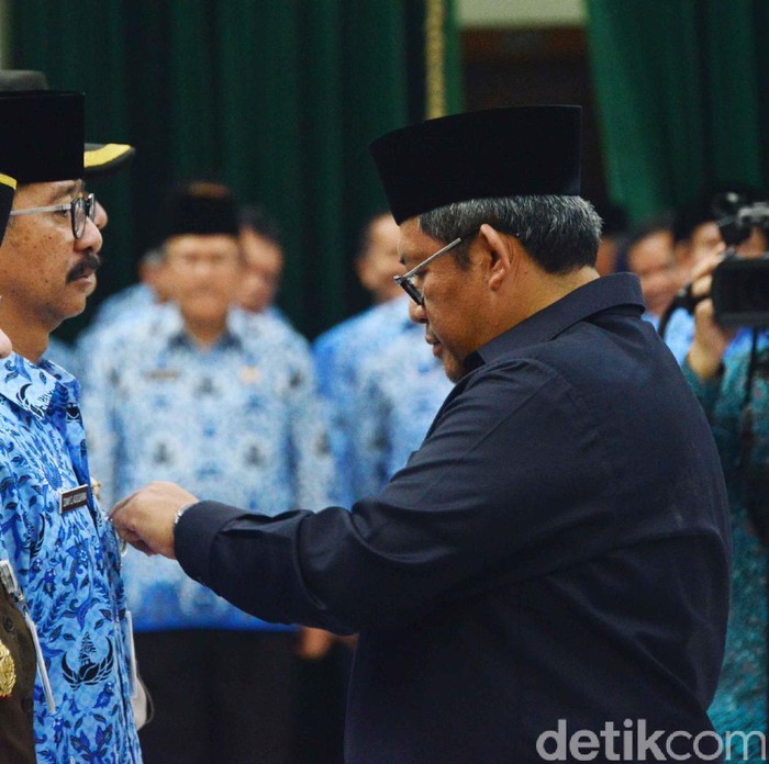 Sesali Kasus Dugaan Suap Atty dan Itoc, Aher: Jangan Korupsi, Allah Maha Melihat