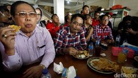 Djarot sempat makan di kantin pasar tersebut.
