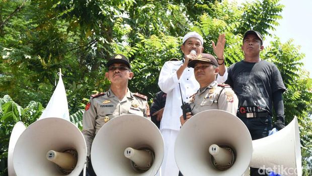 Temui Buruh, Bupati Dedi Makan Bareng Hingga Diminta Carikan Jodoh