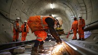Pekerja nampak mengelas rel dalam proyek jalur kereta bawah tanah Crossrail atau saat ini dinamai Elizabeth Line. Dan Kitwood/Getty Images.
