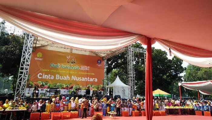 Jokowi ke Senayan, Ajak Anak-anak Makan Buah