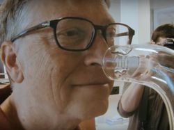 Aksi Bill Gates Minum Kotoran Manusia Hingga Tebus Utang Negara
