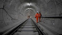 Layanan kereta api ini akan menghubungkan bagian Berkshire dan Buckinghamshire, melalui pusat London, ke Essex dan bagian tenggara London. Jalur ini juga akan terhubung dengan beberapa jalur London Underground seperti Jalur Sentral dan Jalur Distrik yang saat ini menjadi rute timur-barat utama serta Jalur Piccadilly, Heathrow branch.