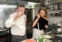 Tampil di Demo Masak Istrinya, John Legend Buat Demo Masak Jadi Kencan Malam