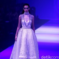 Koleksi Busana Tex Saverio mengangkat tema Reflections of You di Jakarta Fashion Week 2017. Senayan City. Jakarta. [Foto: Mohammad Abduh/Wolipop]