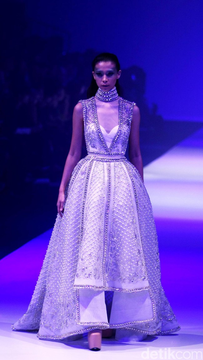 Koleksi Busana Tex Saverio mengangkat tema Reflections of You di Jakarta Fashion Week 2017. Senayan City. Jakarta. [Foto: Mohammad Abduh/Wolipop]