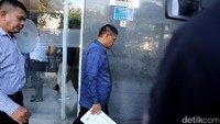 Rohadi meninggalkan Pengadilan Tipikor sambil membawa berkas tuntutan.