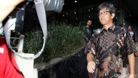 Anang bergegas meninggalkan gedung KPK.