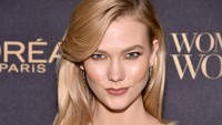 Model berusia 24 tahun itu terlihat menawan. Michael Loccisano/Getty Images for LOreal/detikFoto.