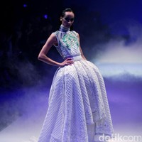 Koleksi Busana Tex Saverio mengangkat tema Reflections of You di Jakarta Fashion Week 2017. Senayan City. Jakarta. [Foto: Mohammad Abduh/Wolipop]