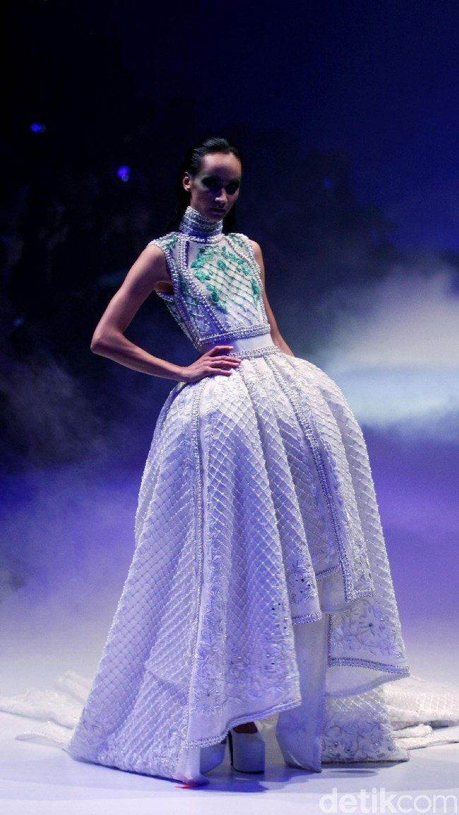 Koleksi Busana Tex Saverio mengangkat tema Reflections of You di Jakarta Fashion Week 2017. Senayan City. Jakarta. [Foto: Mohammad Abduh/Wolipop]