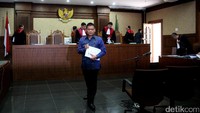 Rohadi meninggalkan ruang sidang.