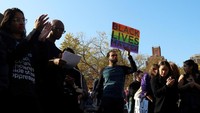 Mereka bersama mahasiswa dari kampus lain berdemo di Manhattan, New York. REUTERS/Bria Webb.