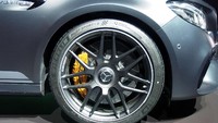 E63 hadir dengan pelek 199,5 inci di depan dan 1910 inci di belakang. Sedangkan E63 S menggunakan pelek 209,5 inci di depan dan 2010 inci di belakang.