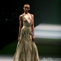 Koleksi Busana Tex Saverio mengangkat tema Reflections of You di Jakarta Fashion Week 2017. Senayan City. Jakarta. [Foto: Mohammad Abduh/Wolipop]