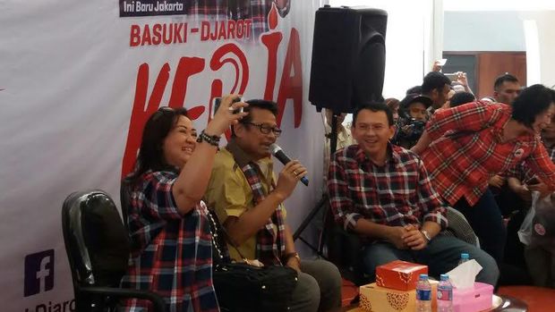 Ahok meminta Koes mengajarinya bernyanyi.