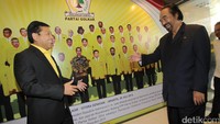 Setya Novanto langsung menyambut Surya Paloh yang merupakan mantan politikus Golkar ini di Kantor DPP Golkar, Slipi, Jakarta Barat, Kamis (17/11/2016). Sederet pengurus Golkar dan Nasdem ikut menemani.