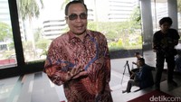 Irman saat tiba digedung KPK sekitar pukul 09.45 WIB dengan memakai baju batik merah.