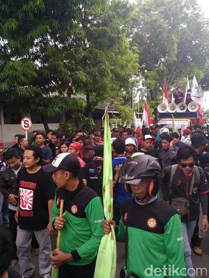 Buruh yang Datangi Rumah Wali Kota Risma Bubar, Janji akan Demo Lagi