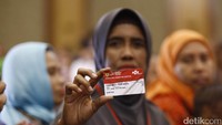 Warga menunjukan kartu keluarga sejahtera.