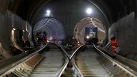 Pekerja sedang menyelesaikan proyek pembangunan jalur kereta api bawah tanah di di Stepney, London, Inggris, 16 November 2016. REUTERS/Stefan Wermuth.