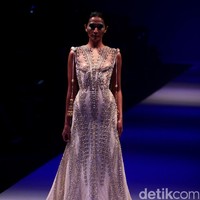 Koleksi Busana Tex Saverio mengangkat tema Reflections of You di Jakarta Fashion Week 2017. Senayan City. Jakarta. [Foto: Mohammad Abduh/Wolipop]