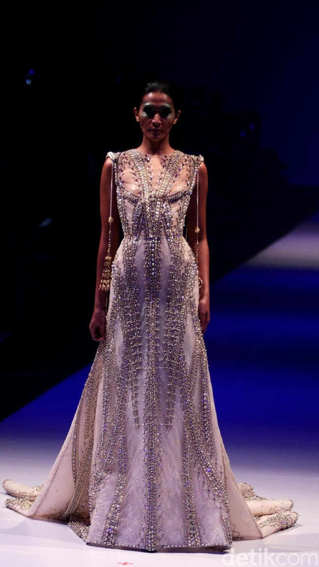 Koleksi Busana Tex Saverio mengangkat tema Reflections of You di Jakarta Fashion Week 2017. Senayan City. Jakarta. [Foto: Mohammad Abduh/Wolipop]
