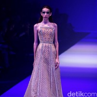 Koleksi Busana Tex Saverio mengangkat tema Reflections of You di Jakarta Fashion Week 2017. Senayan City. Jakarta. [Foto: Mohammad Abduh/Wolipop]