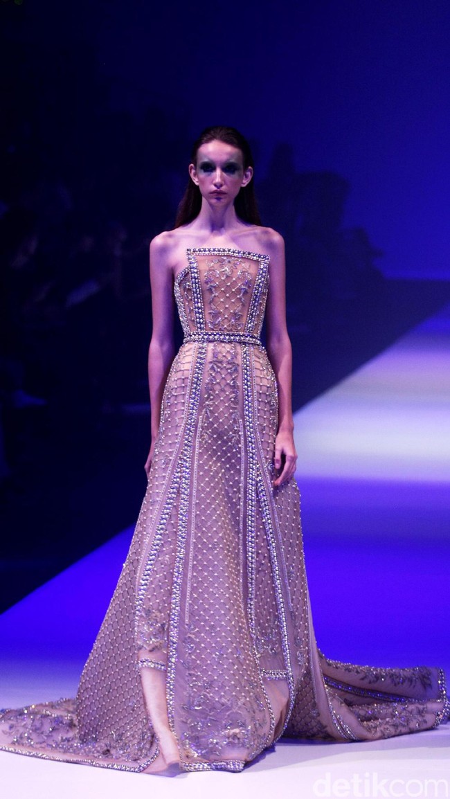 Koleksi Busana Tex Saverio mengangkat tema Reflections of You di Jakarta Fashion Week 2017. Senayan City. Jakarta. [Foto: Mohammad Abduh/Wolipop]