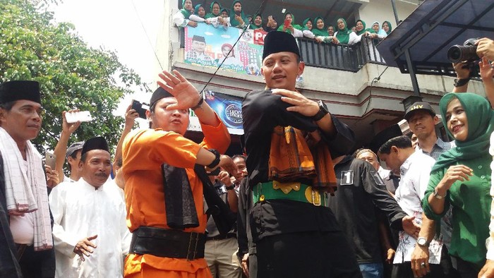 Berbaju Betawi, Begini Gaya Agus Yudhoyono Belajar Silat