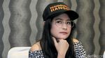 Gaya Prilly Latuconsina dengan Kacamata Vintage, Yay or Nay?