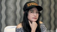  Pesinetron berusia 20 tahun itu tampil dengan kacamata bergaya vintage. Pool/Ismail/detikFoto.
